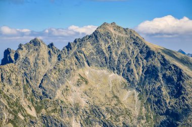 Slovak dağlarında yaz dağı manzarası. Slovakya 'daki Yüksek Tatra Dağları' nda Rocky zirveleri.