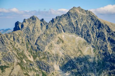 Slovak dağlarında yaz dağı manzarası. Slovakya 'daki Yüksek Tatra Dağları' nda Rocky zirveleri.