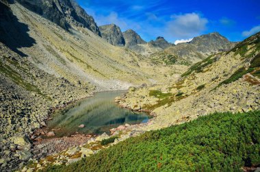 Slovak dağlarında yaz dağı manzarası. Slovakya, High Tatra 'daki güzel vadi, göl ve kayalık tepeler.