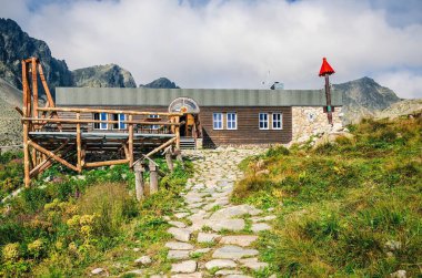 Yüksek Tatra, Slovakya - 19 Ağustos 2015: Mountain chalet Zbojnicka Chata yüksek Tatra, Slovakya.