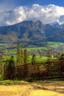 Güzel bir bahar dağı ve kırsal alan. Polonya 'daki Tatra Dağları ve Koscielisko Köyü manzarası.