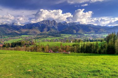 Güzel bir bahar dağı ve kırsal alan. Polonya 'daki Tatra Dağları ve Koscielisko Köyü manzarası.