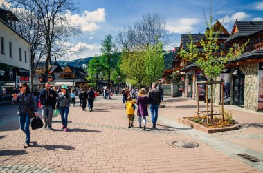 Zakopane, Polonya - 8 Mayıs 2016: Zakopane, Polonya için popüler bir Krupowki sokakta turist.