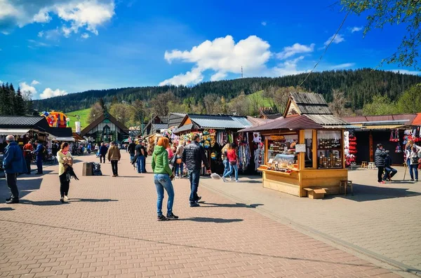 Zakopane, Polonya - 8 Mayıs 2016: Zakopane, Polonya için popüler bir Krupowki sokakta turist.