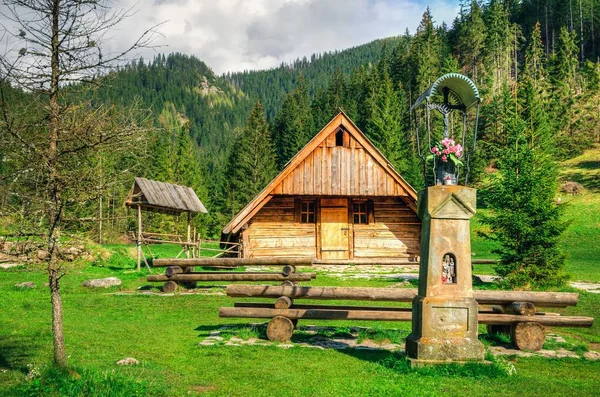 Wiosenny Krajobraz Wiejski Górach Drewniana Chatka Sanktuarium Pięknej Dolinie Tatr — Zdjęcie stockowe