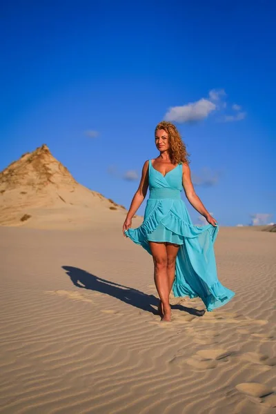 Beautiful Blonde Woman Hot Sand Blue Sky Background Photo Taken — Stock Photo, Image