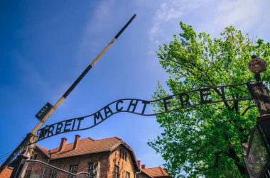 Oswiecim, Polonya - 12 Mayıs 2016: Kapı giriş Auschwitz toplama kampına bir işaret Arbeit Macht Frei Oswiecim, Polonya.