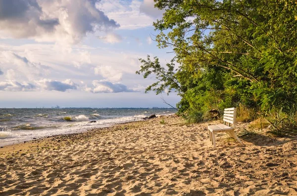 Чудовий Краєвид Морі Літній День Відпочинку Біла Лавка Пляжі Хвилястим — стокове фото