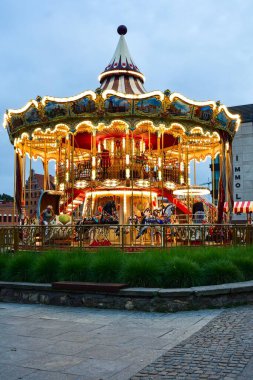 Gdansk, Polonya - 23 Ağustos 2022: Polonya 'nın eski Gdansk kentindeki güzel renkli tarihi atlıkarınca.