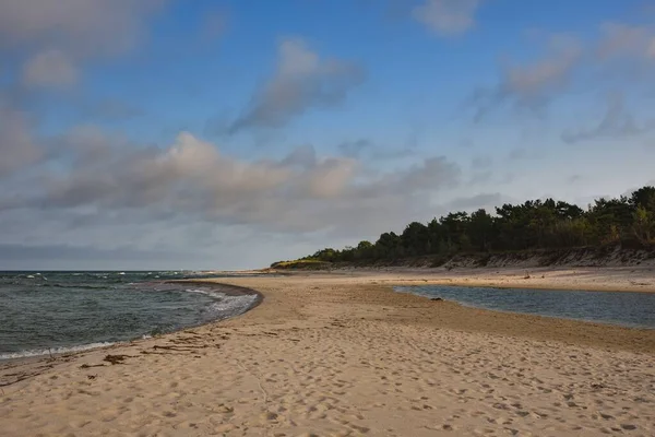 Piękny Krajobraz Morski Dzień Urlopu Piaszczysta Plaża Błękitne Morze Bałtyckie — Zdjęcie stockowe