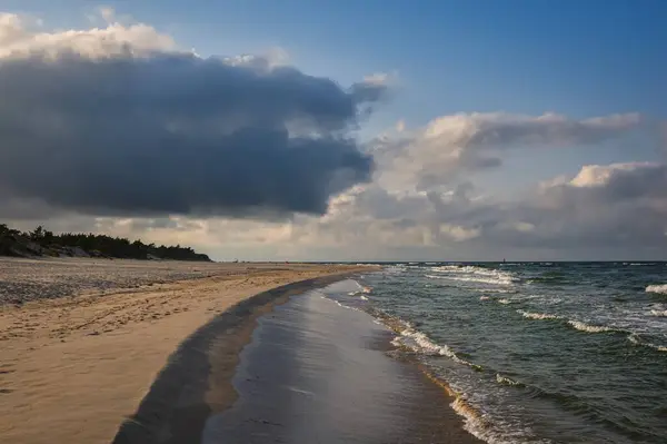 Bela Paisagem Férias Pelo Mar Báltico Polonês Praia Areia Nuvens — Fotografia de Stock