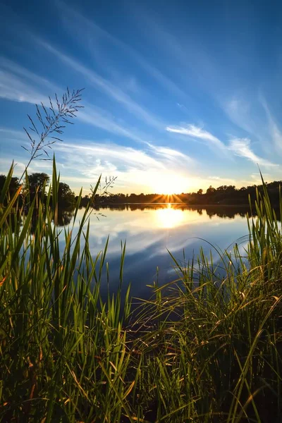 Beautiful Colorful Sunset Lake Sun Green Grass Reflecting Lake Photo — Stock Photo, Image