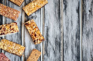 Tatlı kekler. Tahta masadaki enerji çubukları.