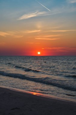 Denizin üzerinde güzel renkli gün batımı. Polonya Baltık Denizi 'nde akşam kumsalda.