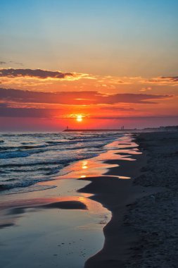 Polonya Baltık Denizi 'nin renkli sabah manzarası. Polonya, Leba sahilinde gün doğumu.