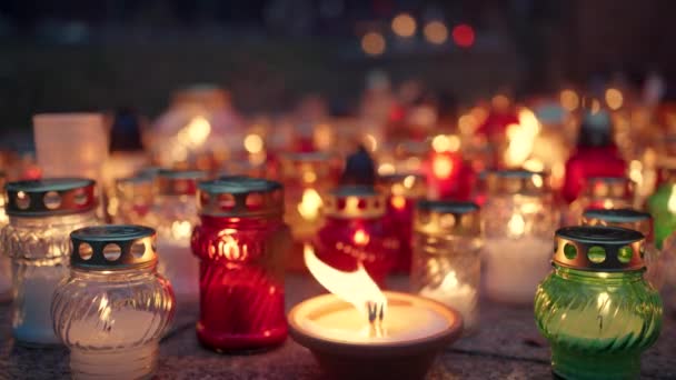 Hrob Svíčky Světla Zářící Hřbitově Noci Všechny Svaté Svátky — Stock video