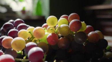 Güneşli bir yaz gününde mutfak masasında taze toplanmış üzümler.