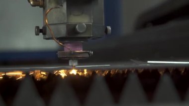 Endüstriyel lazer parlak parıltılı metal levha kesiyor