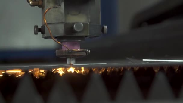 Tôle Découpe Laser Industrielle Avec Des Étincelles Brillantes — Video