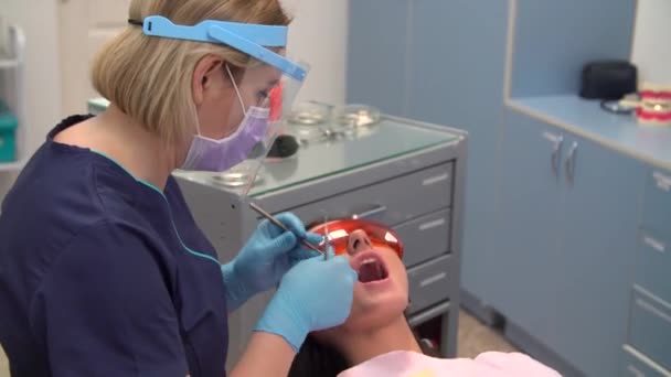 Vrouwelijke Tandarts Het Werk Met Een Assistent Voert Tandheelkundige Vulprocedure — Stockvideo