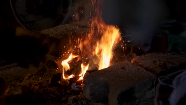 Smid Ambachtsman Door Ouderwetse Oven Met Brandende Kolen — Stockvideo