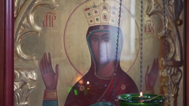 Lahoysk Białoruś 2021 Palenie Świec Przy Ikonie Przedstawiającej Wirginę Marię — Wideo stockowe