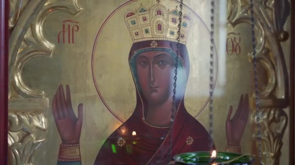 Lahoysk Bělorusko 2021 Svíčka Hořící Ikony Znázorňující Wirgin Mary Uvnitř — Stock video