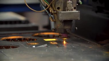 Endüstriyel lazer parlak parıltılı metal levha kesiyor