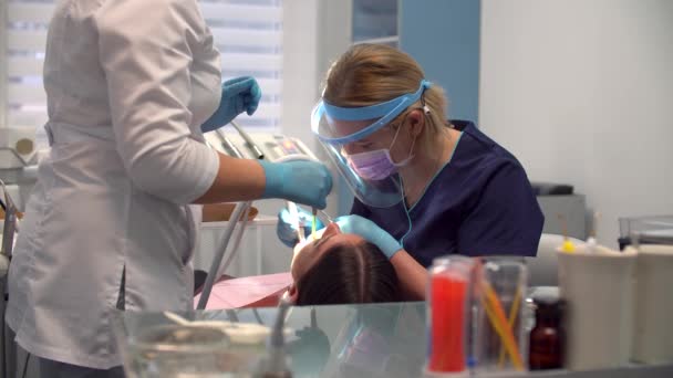 Dentista Feminina Trabalho Com Assistente Realiza Procedimento Higiene — Vídeo de Stock