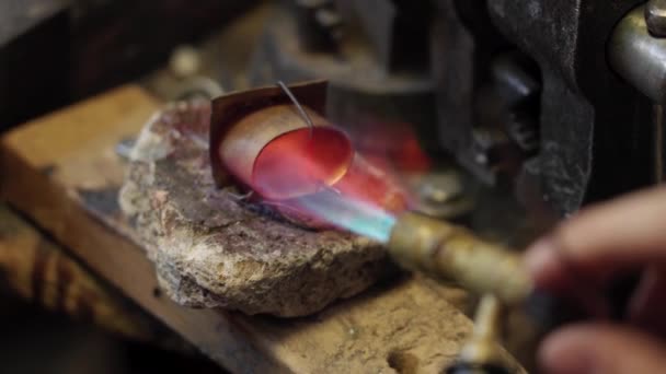 Craftsman Soldering Metal Tip Scabbard Workshop — Vídeo de Stock