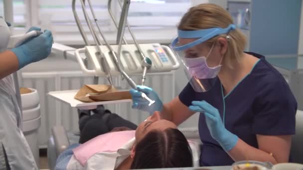 Zahnärztin Bei Der Arbeit Mit Assistentin Führt Hygieneverfahren Durch — Stockvideo