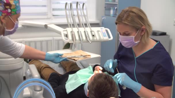 Οδοντίατρος Στη Δουλειά Εξετάζει Έφηβα Αγόρια Δόντια — Αρχείο Βίντεο