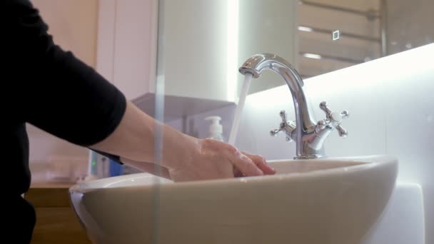 Erwachsener Mann Wäscht Sich Badezimmer Die Hände Mit Seife Hygiene — Stockvideo