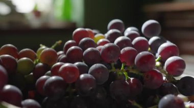 Güneşli bir yaz gününde mutfak masasında taze toplanmış üzümler.