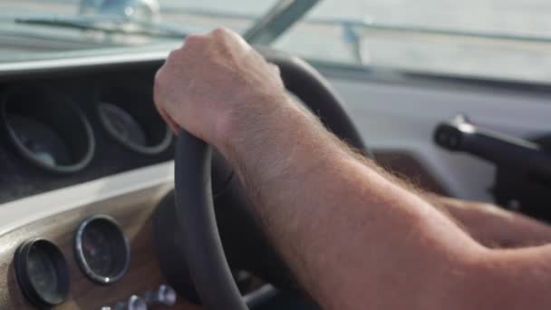 Αρσενικά Χέρια Στο Τιμόνι Ενώ Οδηγείτε Μηχανοκίνητο Σκάφος Πλήρη Ταχύτητα — Αρχείο Βίντεο