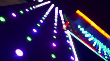 Gece kulübünün sönmüş ışıkları girişte parlıyordu.
