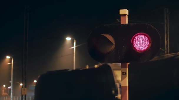 Nakládaný Nákladní Vlak Projíždějící Železničním Přejezdem Olej Nádržích Těžký Náklad — Stock video