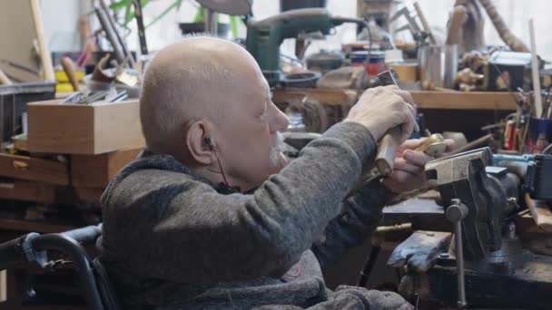 Starší Mistr Klenotník Invalidním Vozíku Pracuje Dílně Svěráku — Stock video