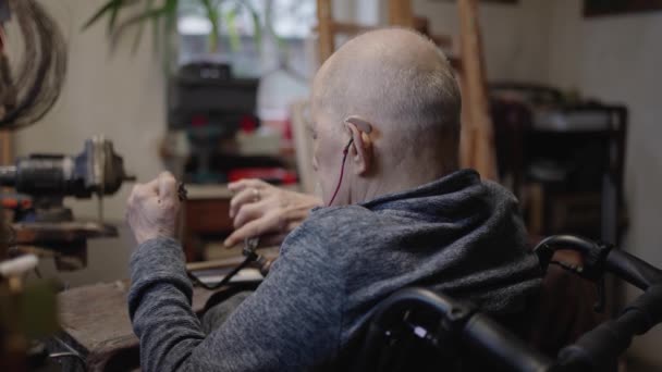 Älterer Juweliermeister Rollstuhl Arbeitet Werkstatt Mit Schraubstock — Stockvideo