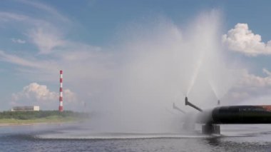 Güneşli bir günde enerji santrali boruları ve soğutma havuzları