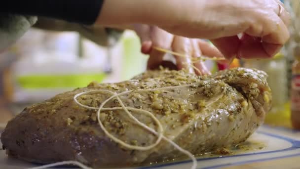 家庭主妇把腌制过的小牛肉绑在一起烤 — 图库视频影像