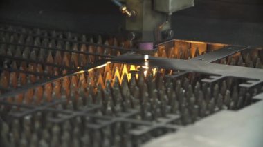 Endüstriyel lazer parlak parıltılı metal levha kesiyor