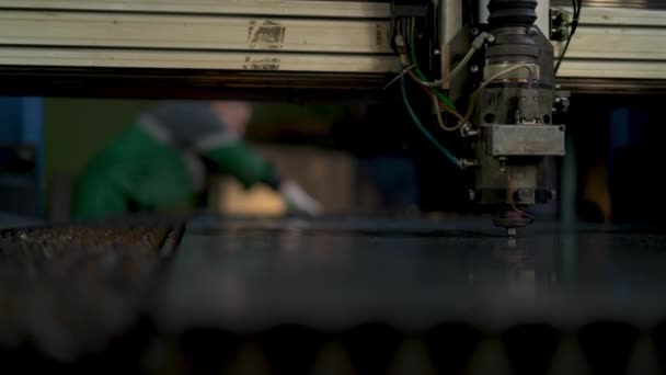 Technicus Aan Het Werk Door Industriële Cnc Lasermachine Die Metaalplaat — Stockvideo