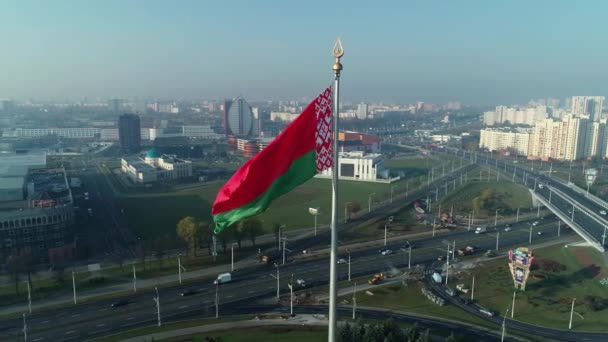 Bandera Bielorrusa Ondeando Sobre Cielo Azul Claro Paisaje Urbano Minsk — Vídeo de stock