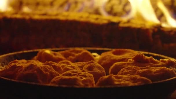 Makanan Dimasak Dalam Wajan Dalam Oven Kayu Bakar Desa Tradisional — Stok Video