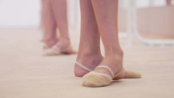 Unga Kvinnliga Gymnaster Utför Balettövningar Koreografiträningen — Stockvideo
