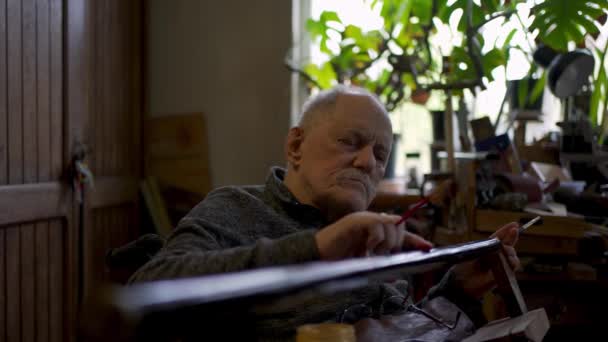 Elderly Male Master Works His Workshop Restoring Japanese Sword Sheath — Vídeo de Stock