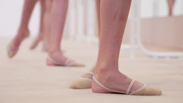 Jóvenes Gimnastas Femeninas Realizan Ejercicios Ballet Durante Entrenamiento Coreográfico — Vídeo de stock