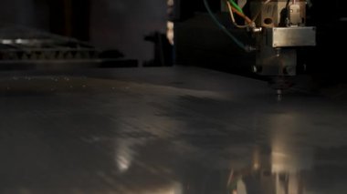 Endüstriyel CNC lazer kesim makinesi parlak parıltılarla metal levha kesiyor