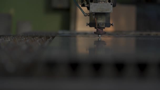 Industriell Cnc Laserskärmaskin Skär Metallplåt Med Ljusa Gnistrar — Stockvideo